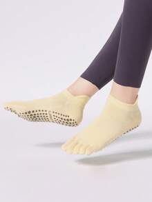 1 双短款纯色五指袜 - 防滑圆点、透气吸湿排汗、高弹性、不紧绷、防滑，适合普拉提、瑜伽、健身