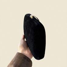 Bolsa clutch preta de veludo com estampa de folhas, elegante e retrô, com detalhes em metal, ideal para ocasiões formais e festas. - Preto - Ver 4
