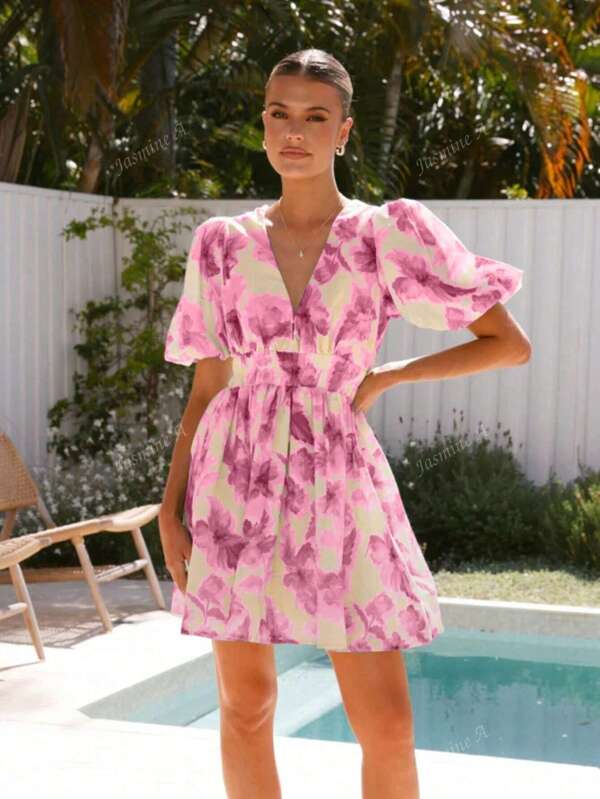 Vestido curto feminino elegante e romântico para férias na praia, piscina e jardim, estampa floral, decote em V, cordão na cintura, manga com babados, linha A