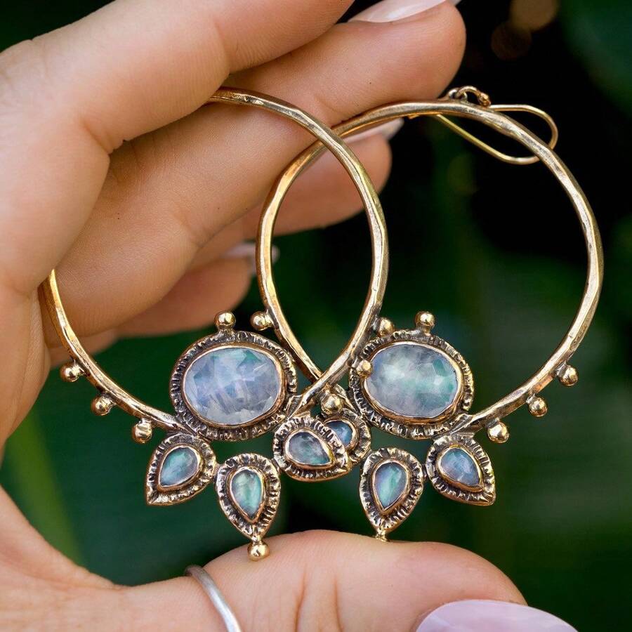 Par de elegantes pendientes con gemas azules, acentos de hoja de metal y cuentas, joyería de estilo vintage de aleación para mujer, perfectos para bodas, fiestas y ocasiones especiales