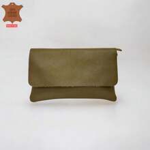 Bolsa de couro legítimo feita na Itália. Design versátil e elegante. Material: 100% couro bovino italiano, perfeita para o escritório e o uso diário. Design elegante com alças confortáveis, interior organizado, feita na Itália com couro premium, disponível em várias cores.