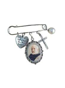 1 pièce d'épinglette photo personnalisée adorable avec un cristal de temps est une décoration unique et étincelante pour le mariage. Incrustez soigneusement les photos des parents, de la famille, des amoureux et des amis proches à l'intérieur, afin que les visages des personnes importantes soient toujours avec vous et témoignent des moments les plus heureux de la vie ensemble. Revivez la beauté à l'anniversaire, devenez un souvenir unique lors de la fête et offrez-le à votre amoureux pour exprimer votre amour infini.
