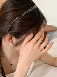 2 chiếc băng đô co giãn in họa tiết da báo bóng màu nâu và xám, chu vi 38cm/14.96in, màu trơn tối giản, thời trang đa năng, phụ kiện thanh lịch cho hàng ngày, thường ngày, tiệc tùng, đi làm, du lịch, tạo kiểu tóc, trang điểm, phối đồ. Phụ kiện tóc làm đẹp tại nhà. - Nhiều màu - Xem 4