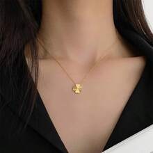1 conjunto elegante de joias de aço inoxidável, incluindo colar com flor de quatro folhas gravada e brincos de aço inoxidável, adequado para uso diário ou presente para amigos