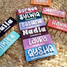 Personalizowane identyfikatory imienne | Identyfikatory imienne | Edukatorzy | Pielęgniarstwo | Lekarze | Nauczyciele | Dentyści | Położne | Stażyści | Kawiarnie | Restauracje, Personalizowane identyfikatory służbowe, Identyfikatory służbowe, Personalizowane identyfikatory imienne, Akrylowe identyfikatory imienne, Prezenty dla pielęgniarek, Prezenty dla nauczycieli, Grawerowane, Nierdzewne, Kolorowe, Urocze, Słodkie, Zabawne, Kawaii, Uczniowie szkół średnich, Uczniowie szkół średnich, Studenci, Studenci uniwersytetu, Pierwszoroczniacy, Drugoklasiści, Młodsi uczniowie, Dodatki odzieżowe, Szykowna jesień, Praktyczny szyk