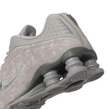 2025 女款 W NIKE SHOX R4 低帮运动鞋/复古鞋，HV0934-001 - 灰色 - 查看 5