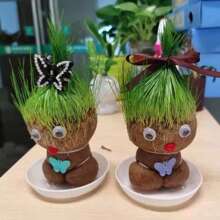 Muñeca de cabeza de paja linda de ojos grandes, escritorio, planta en maceta pequeña, oficina, planta verde, adorno, hierba de gato