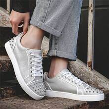 Zapatillas de hombre con decoración de tachuelas metálicas de estilo punk, cordones, parte superior plana, color bloque clásico en negro y blanco, de microfibra ligera, antideslizante, transpirable y suela suave, adecuadas para uso casual, deportivo, para correr, escenario y fiestas, para todas las estaciones - Plateado - Ver 3