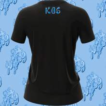 Playera Unisex con Estampado de KeniaOS Blue Soy la OG Diseño Urbano y Comodo | Streetwear, Festivales y Uso Diario | Algodón Peinado y Corte Holgado  | Ideal para Outfits Casuales, Fiestas o Regalos | Hombre y mujer - Negro - Ver 3