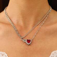 Un collar con un corazón con zirconia roja atravesado por una flecha, accesorio versátil y exquisito adecuado para uso diario, vacaciones y como regalo
