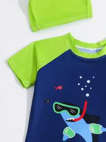 3 件套男童夏季卡通鲨鱼印花泳衣 - 短袖上衣、泳裤和泳帽 - 綠色 - 查看 3