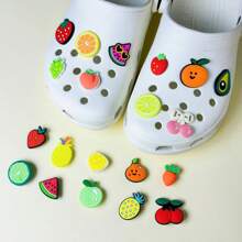 20 pezzi, decorazioni a forma di deliziosi frutti per scarpe, fra cui fragole, pesche, angurie, ciliegie, arance e uva, adatte per zoccoli forati, sandali da spiaggia e infradito