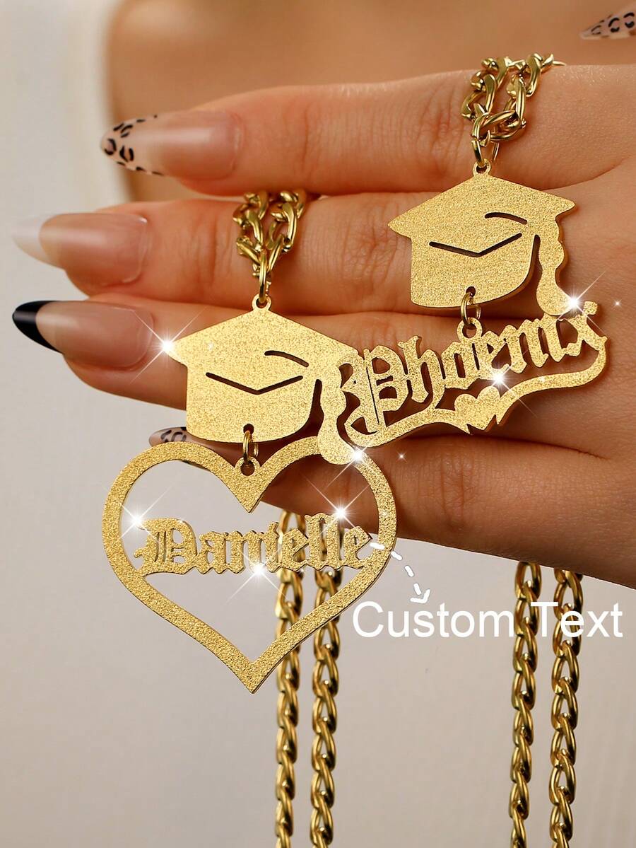 Collar de graduación con corazón y nombre personalizado con pedrería, mortarboard de bachillerato personalizado con nombre 2025, collar con colgante de cadena cubana con letra de estetoscopio de acero inoxidable mate, recuerdos de graduación para compañeros de clase y maestros, regalos de cumpleaños para ella, Día de la Madre, regalos de temporada de graduación y vuelta al colegio - Dorado - Ver 1