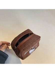 Sanrio No.1 Sanrio Hello Kitty Muster Make-up Tasche, Kastanienbraune Stickerei, zwei Erscheinungsformen, modische multifunktionale Reise-Aufbewahrungstasche - geeignet zum Aufbewahren von Toilettenartikeln, Damenbinden und Kosmetika, ein Muss für die Reise