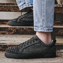 Zapatillas de hombre con decoración de remaches metálicos punk en el talón y la punta, zapatos de skate de corte bajo en bloque de color clásico negro y blanco, premium, ligeros, antideslizantes, suela blanda y transpirable, adecuados para uso casual, deportes, correr, escenario, fiesta, todo el año (para pies anchos o gruesos, pida una talla talla grande grande para mayor comodidad) - Estrella negra - Ver 12