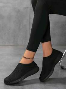 2025 Zapatillas de punto para mujer para exteriores, color negro, transpirables de corte bajo con slip-on, ligeras para caminar y correr
