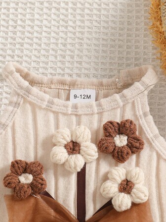 0 - 3 岁女婴时尚套装：带钩针花朵和蝴蝶结的米色吊带上衣、棕色罗纹短裤