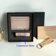 Individualisierte Buchstaben/Name, 1 Set einfarbiger Saffiano-Muster PU-Leder Universal Ultradünne Kreditkartenklemme Geldbörse und PU-Leder Schlüsselanhänger Geschenkbox Set für Weihnachten/Geburtstag Geschenk, Personalisierte Herren Damen PU Kartenetui Geldbörse, Auto Schlüsselanhänger Set Geschenk - Pink - Übersicht 2