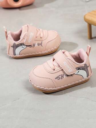 Spädbarnsskor för pojkar och flickor, klassiska promenadskor i läder, moderiktiga, halkfria, bekväma gummisula, justerbara med lätt att bära spädbarnssäng, söta och bekväma vita platta skor som passar för 12, 18 och 24 månader