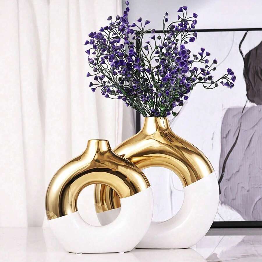 A White Ceramic Vase, Suitable For Decorating OfficeA White Ceramic Vase, Suitable For Decorating Office TV Cabinets, Perfect As Perfect As A Birthday Gift, Wedding Present, Or Housewarming Gift For Friends.