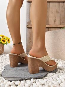 女士绳编装饰波西米亚风格仿绳鞋底人字拖坡跟厚底凉鞋。时尚春夏粗跟高跟凉鞋。适合日常穿着、派对、度假、聚会、宴会、婚礼、时装秀。可搭配吊带背心、T 恤、衬衫、比基尼、裙子、连衣裙、短裤。 - 杏色 - 查看 8