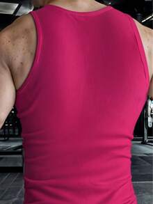 Playera Ajustada de Tirantes para Hombre con Cuello Redondo y Hombros Descubiertos para Gimnasio - Rosa Fucsia - Ver 3
