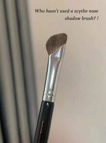 1pc Scythe-Shaped Brush For Nose Contouring And Blending, Designed For Highlighting And Contouring The Nose