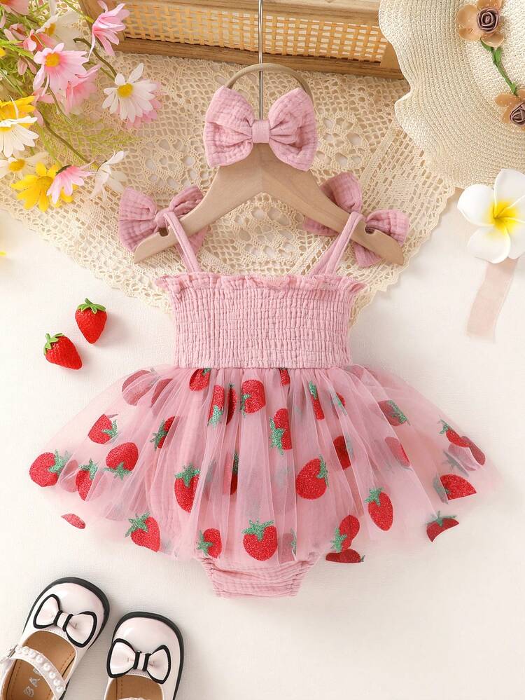 2 peças/Conjunto Meninas Bebê Confortável, Casual, Elegante, Fofo Algodão Bordado de Morango Babado Laço Alça Colete + Macacão Estampa de Morango Tela Malha com Faixa de Cabeça, Roupa de Bebê, Vestido de Bebê, Conjunto de Fotografia Recém-Nascido, Roupa de Aniversário de Bebê, Festa de Bebê, Adequado para Fotografia, Festa e Feriado - Rosa chiclete - Visão 2