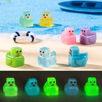 Ljusande Mini Resin Ankor, Tiny Duck Bulk Glöd i Mörkret Små Plast Miniatyr Ankor Figurer För Dockhus Inredning Mikro Trädgård Hem Landskap Akvarium Hantverk Presenter Party Favors