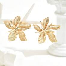 1pc Fashionable Elegant Metal Flower Stud Earring - Gold - View 3