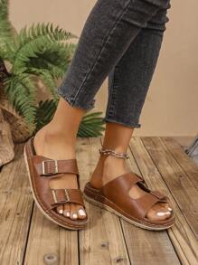 Nouvelles sandales plates à la mode pour femmes, portées en extérieur l'été, style plage antidérapant avec boucle