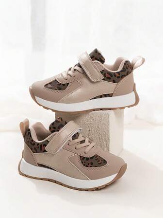 1 双女孩情人节心形刺绣钩环休闲运动鞋，易穿、防滑、耐用、低帮、平底、简约风格阿甘鞋，适合春季、夏季、秋季、冬季