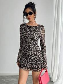 Vestido ajustado con mangas de campana de malla con estampado de leopardo y diseño sin espalda