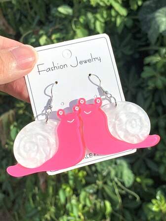 زوج من الأقراط الأكريليكية بتصميم الحلزون الكرتوني الوردي والأبيض، مناسب كإكسسوار أزياء للاستخدام اليومي للنساء