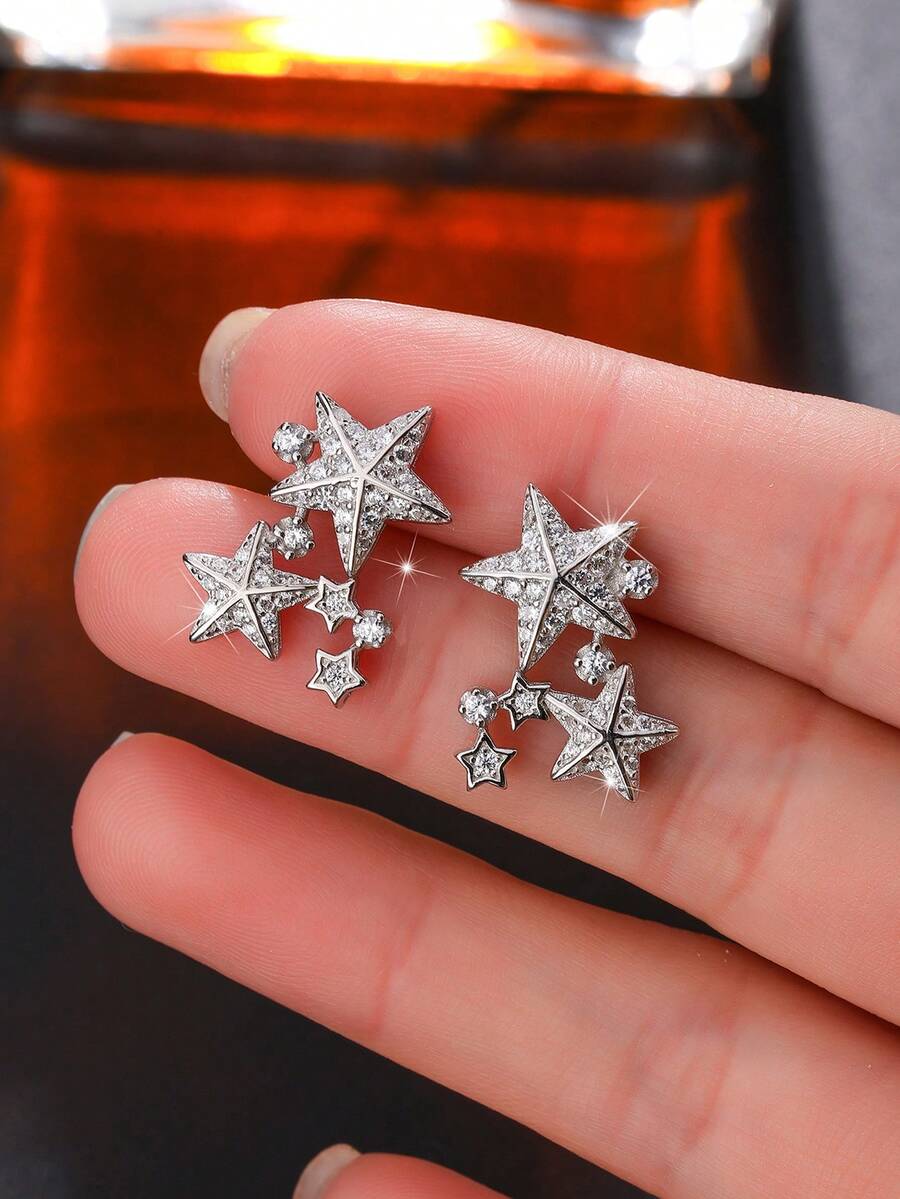 奢华时尚的 S925 全密镶星空 CZ 耳钉，是送给爱人周年纪念日、母亲节的完美礼物，适合约会、日常佩戴，高端女士珠宝，随机盒装款式