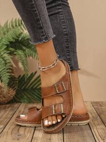 Nouvelles sandales plates à la mode pour femmes, portées en extérieur l'été, style plage antidérapant avec boucle