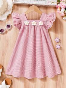 Kariertes Puppenkleid mit Kappärmeln für Kleine Mädchen, klassisches rot-weißes Gingham-Puppenkleid mit zarten gerüschten Ärmeln und Blumendekoration, passend zu handgewebten Taschen, versprühtländliche mädchenhafte Anmut. Geeignet für tägliche Ausflüge, Feierlichkeiten oder Sommerausflüge, zeigt Süße und Vitalität. Passend für Mädchen im Alter von 4-7 Jahren, Frühling/Sommer