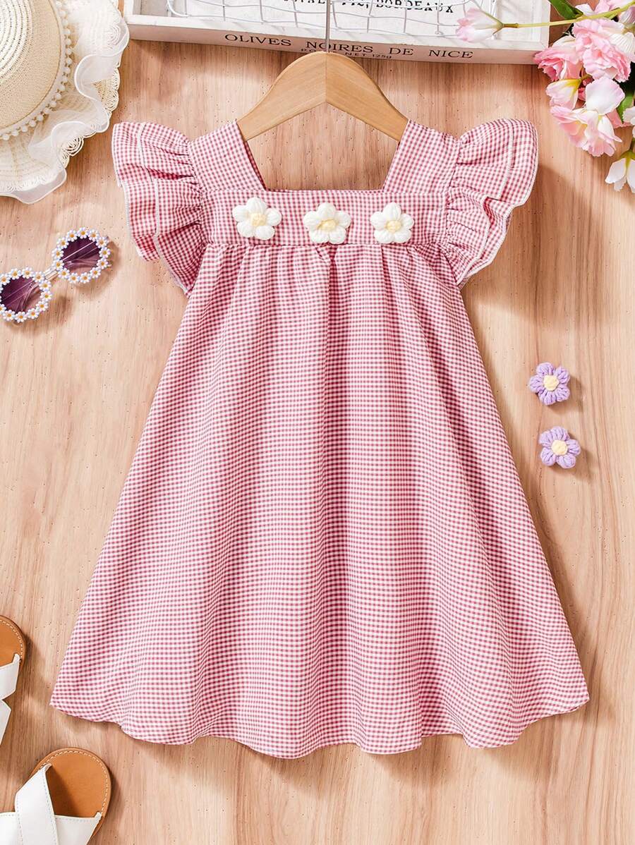 Kariertes Puppenkleid mit Kappärmeln für Kleine Mädchen, klassisches rot-weißes Gingham-Puppenkleid mit zarten gerüschten Ärmeln und Blumendekoration, passend zu handgewebten Taschen, versprühtländliche mädchenhafte Anmut. Geeignet für tägliche Ausflüge, Feierlichkeiten oder Sommerausflüge, zeigt Süße und Vitalität. Passend für Mädchen im Alter von 4-7 Jahren, Frühling/Sommer