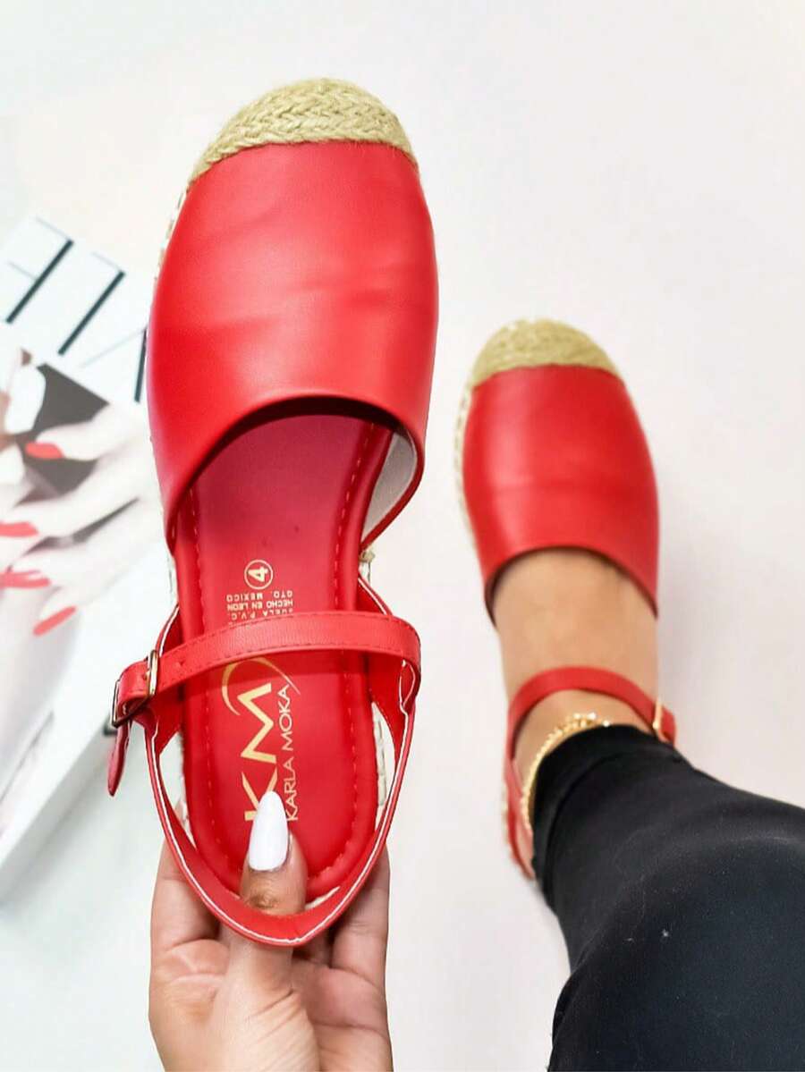 Zapato plano tipo alpargata, detalle tipo yute, suela y pespuntes decorativos. Ideal para paseos al aire libre, salidas informales, días de descanso. Hecho de yute, tela sintética, goma, hebilla metálica. Estilo boho chic, casual, veraniego, zapatos tipo alpargata, sandalias con yute, zapatos veraniegos. Perfecto para primavera y verano. - Rojo - Ver 1