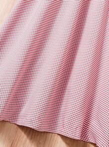 Kariertes Puppenkleid mit Kappärmeln für Kleine Mädchen, klassisches rot-weißes Gingham-Puppenkleid mit zarten gerüschten Ärmeln und Blumendekoration, passend zu handgewebten Taschen, versprühtländliche mädchenhafte Anmut. Geeignet für tägliche Ausflüge, Feierlichkeiten oder Sommerausflüge, zeigt Süße und Vitalität. Passend für Mädchen im Alter von 4-7 Jahren, Frühling/Sommer