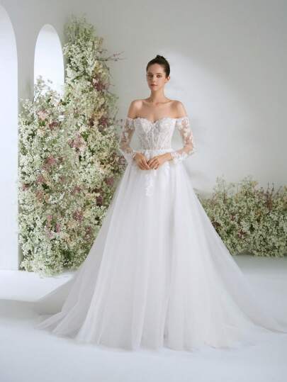 Vestido de novia A-line con volumen hombros descubiertos, encaje blanco con aplicaciones, con cola
