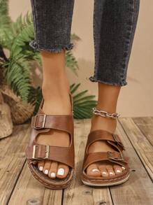 Nouvelles sandales plates à la mode pour femmes, portées en extérieur l'été, style plage antidérapant avec boucle