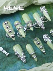 用迷人的 10 件细高跟手工饰品增添一丝浪漫气息，音乐节夏季薄荷绿 3D 立体装饰铆钉摇滚风格欧式北欧全覆盖按压指甲套装酷女孩朋克圣帕特里克节银色镀铬现代全覆盖亚克力假指甲套装适用于女士和女孩婚礼指甲和 1 件迷你指甲锉和 1 片粘合剂标签指甲用品 - 薄荷綠 - 查看 3