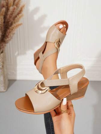 2025年新款时尚一脚蹬女士凉鞋，纯色扣环设计厚底坡跟鞋，适合休闲、度假、沙滩派对、户外穿着