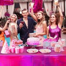 1 pieza Mantel de plástico con efecto iris de color rosa intenso, mantel desechable rectangular iridiscente y brillante, mantel de lámina holográfica, decoraciones de fiesta iridiscentes para cumpleaños, bodas y San Valentín, regreso a clases
