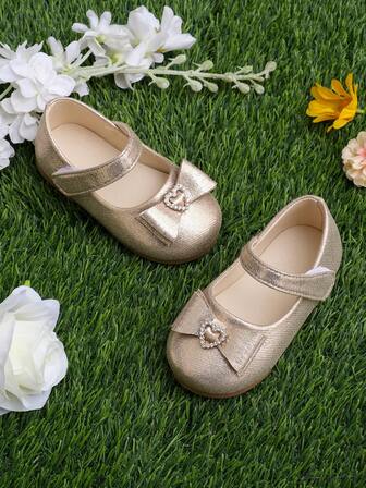 1 双女童公主鞋，亮面缎面鞋面，带水钻心形的蝴蝶结装饰，钩环设计，方便穿着，舒适，适合日常穿着、表演和正式场合