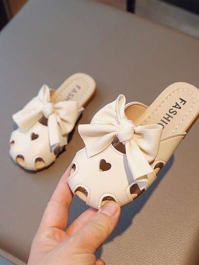 1 双儿童蝴蝶结软底防滑心形时尚拖鞋，穿着非常舒适时尚，适合夏季