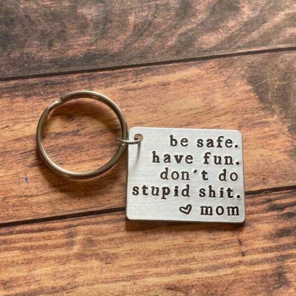 Keychain, Engraved With The Words "Pay Attention To Safety, Have Fun, Don't Do Stupid Things", Suitable For Mom To Give Her Son As Graduation Gift