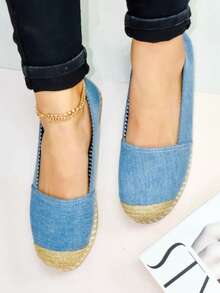 Zapato plano tipo alpargata, detalle yute en suela, pespuntes decorativos. Ideal para paseos diurnos, salidas al aire libre, reuniones relajadas. Hecho de yute, tela sintética y goma. Estilo boho chic, casual, minimalista, veraniego, alpargatas, zapatos con yute, sandalias veraniegas, zapatos casuales. Perfecto para primavera y verano. - Azul - Ver 3