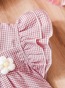 Kariertes Puppenkleid mit Kappärmeln für Kleine Mädchen, klassisches rot-weißes Gingham-Puppenkleid mit zarten gerüschten Ärmeln und Blumendekoration, passend zu handgewebten Taschen, versprühtländliche mädchenhafte Anmut. Geeignet für tägliche Ausflüge, Feierlichkeiten oder Sommerausflüge, zeigt Süße und Vitalität. Passend für Mädchen im Alter von 4-7 Jahren, Frühling/Sommer